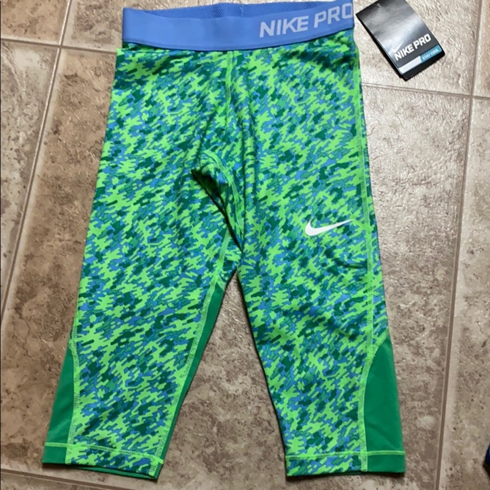 NWT. Nike pro capris. Girls small